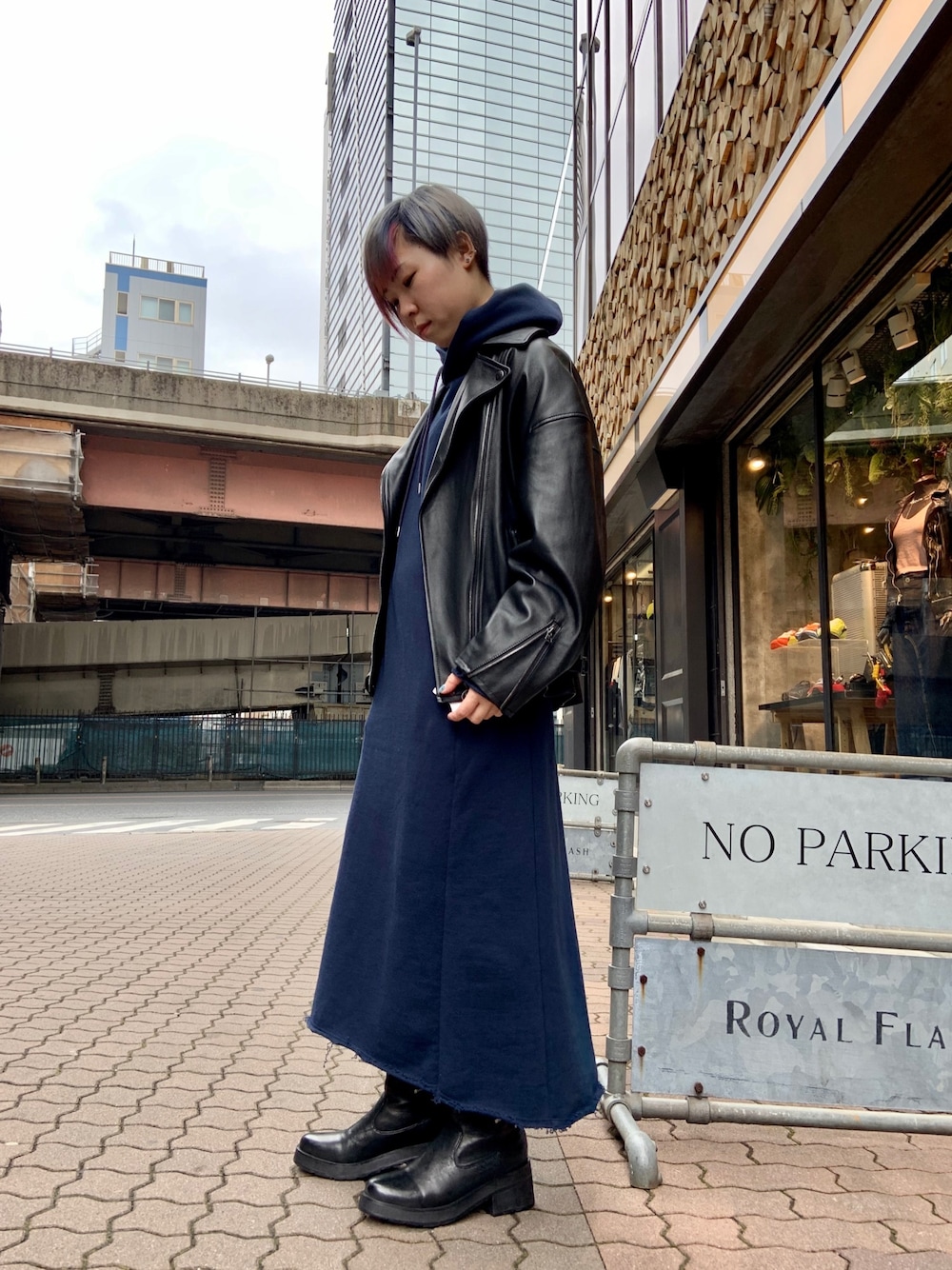 「ROYAL FLASH、ballet、PASCALMARIEDESMARAIS、14th Addiction、ワンピース、シンプルコーデ、大人コーデ、レザージャケット、レザーコーデ、ゆるめ」｜「ROYAL FLASHのアイテム（ジャケット/アウター、ブラック系）」を使った、じゅんさん（レディース・158cm）の春コーディネートの1枚目の写真