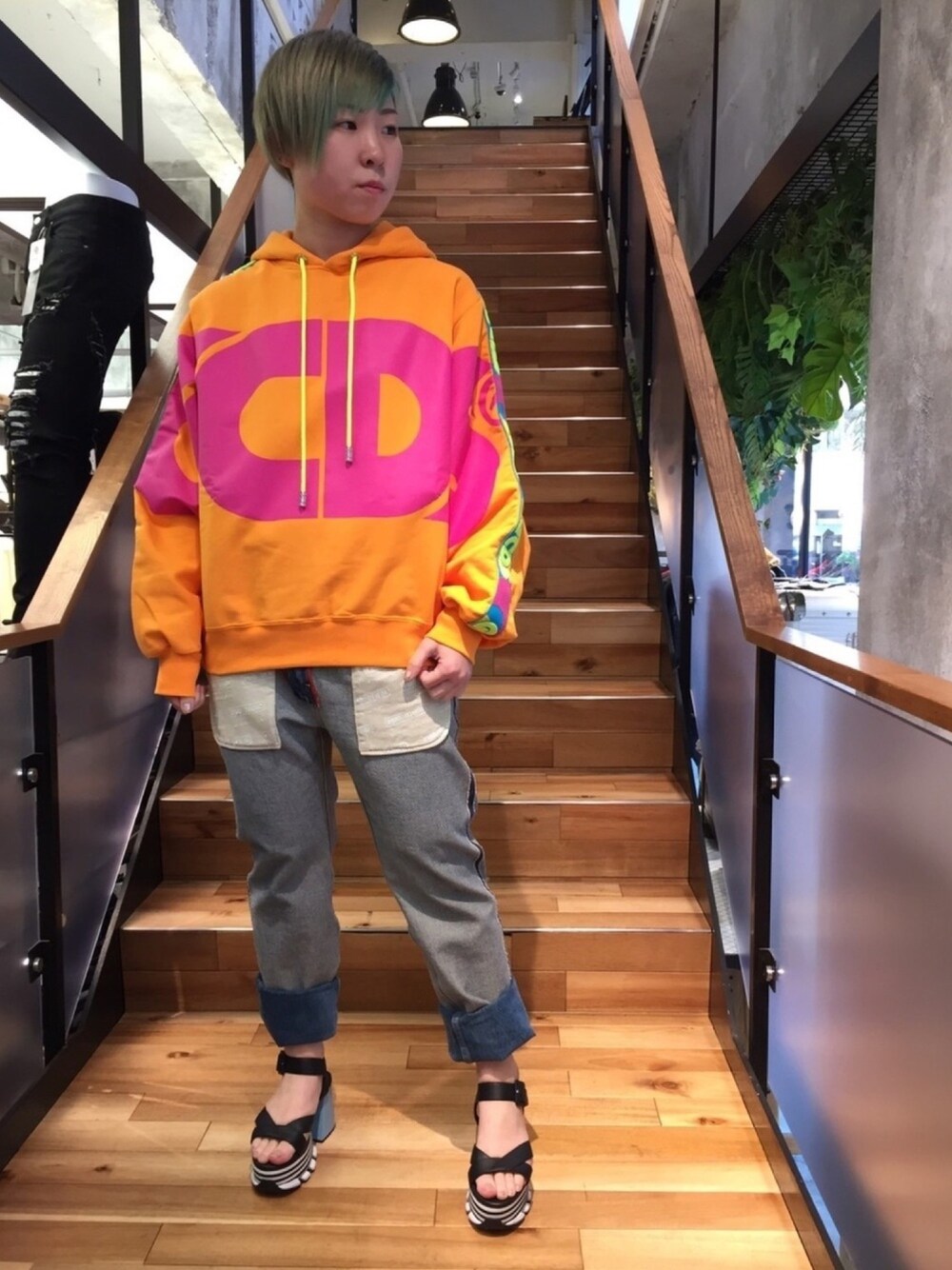 「ROYAL FLASH、GCDS、PASCALMARIEDESMARAIS、MIHARAYASUHIRO、カジュアル、パーカーコーデ、ゆるコーデ、春コーデ、サンダル、ジーンズ」｜「PASCAL MARIE DESMARAISのPASCAL MARIE DESMARAIS/パスカル マリエ デマレ/リバーシブルデニム W（デニムパンツ、ブルー系）」を使った、じゅんさん（レディース・158cm）の春コーディネートの1枚目の写真