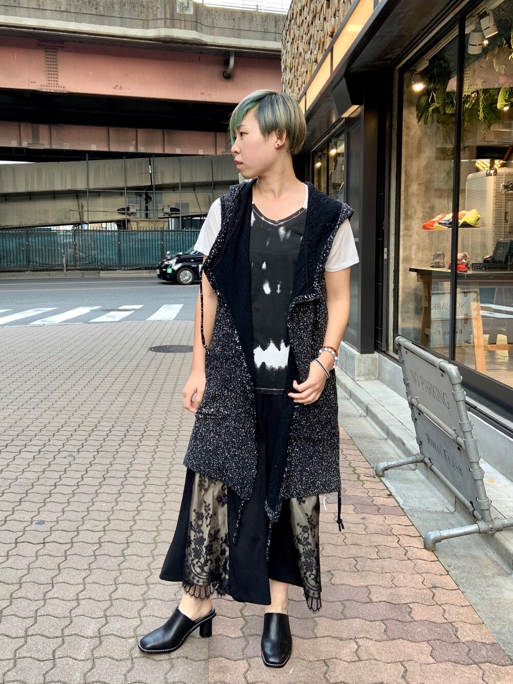 「ROYAL FLASH、KMRii、ShearSpirit、vege、ベストスタイル、春コーデ、花柄、サンダル、ブラックコーデ、大人コーデ」｜「KMRiiの【別注】KMRii/ケムリ/AngelDustShirrT/RFL（Tシャツ/カットソー、ホワイト系）」を使った、じゅんさん（レディース・158cm）の春コーディネートの1枚目の写真