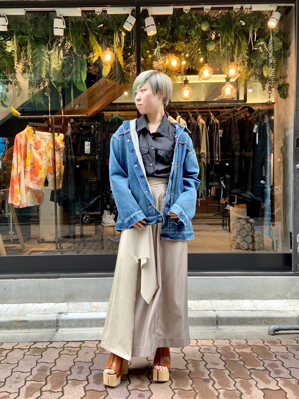「ROYAL FLASH、roarguns、PASCALMARIEDESMARAIS、MIHARAYASUHIRO、Martin Margiela、春コーデ、デニムジャケット、黒シャツ、大人女子、ベージュ」｜「roargunsのroarguns/ロアーガンズ/GLS-03A/スワロシャツ（シャツ/ブラウス、ブラック系）」を使った、じゅんさん（レディース・158cm）の春コーディネートの1枚目の写真