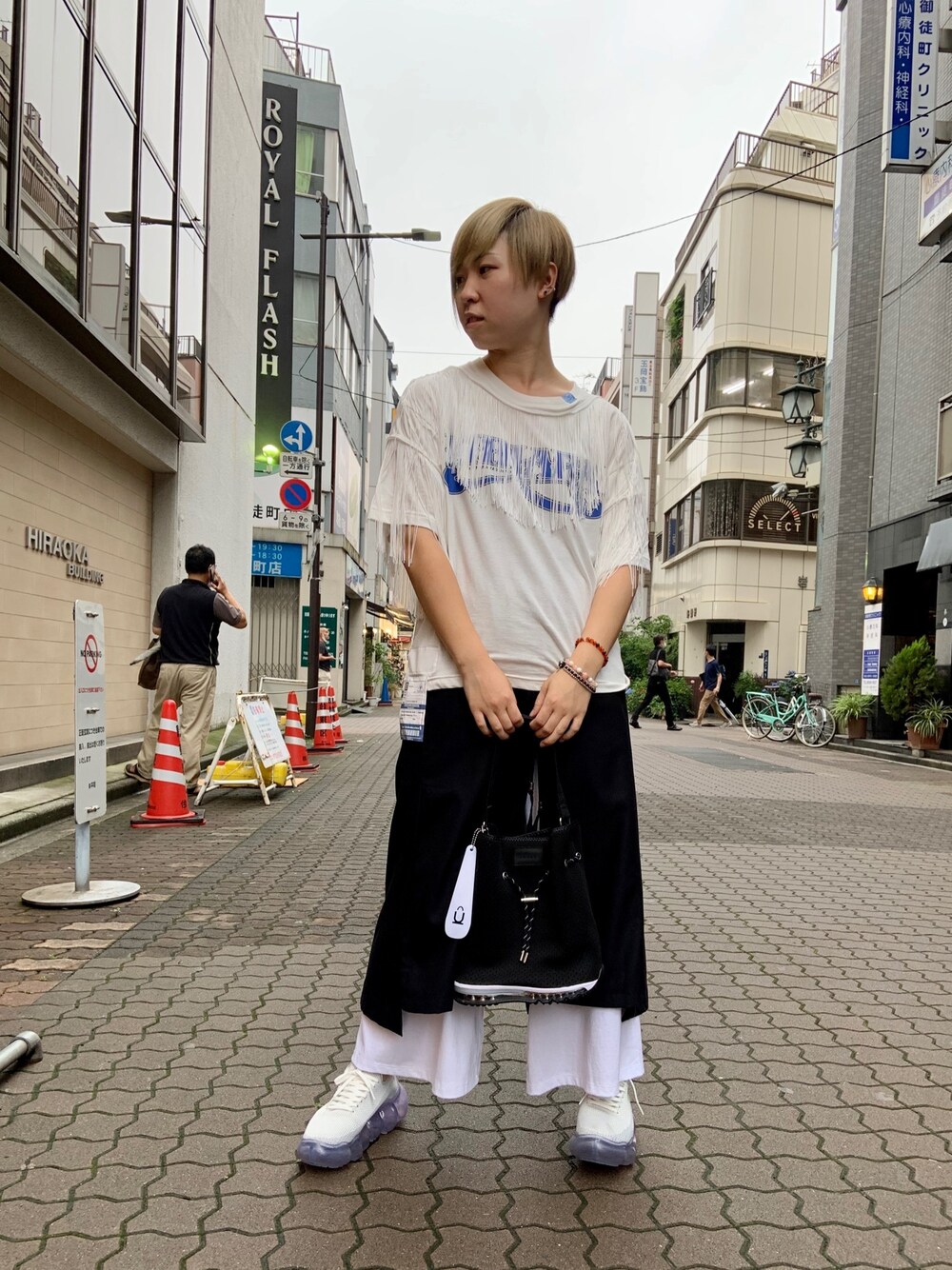 「ROYAL FLASH、MIHARAYASUHIRO、CATORCE、OKERU、grounds、白黒コーデ、ラクチンコーデ、白Tシャツ、ユニセックス、スニーカー」｜「Maison MIHARA YASUHIROの【MAISON MIHARA YASUHIRO】フリンジTシャツ/Fringed Tshirt（Tシャツ/カットソー、ホワイト系）」を使った、じゅんさん（レディース・158cm）の夏コーディネートの1枚目の写真