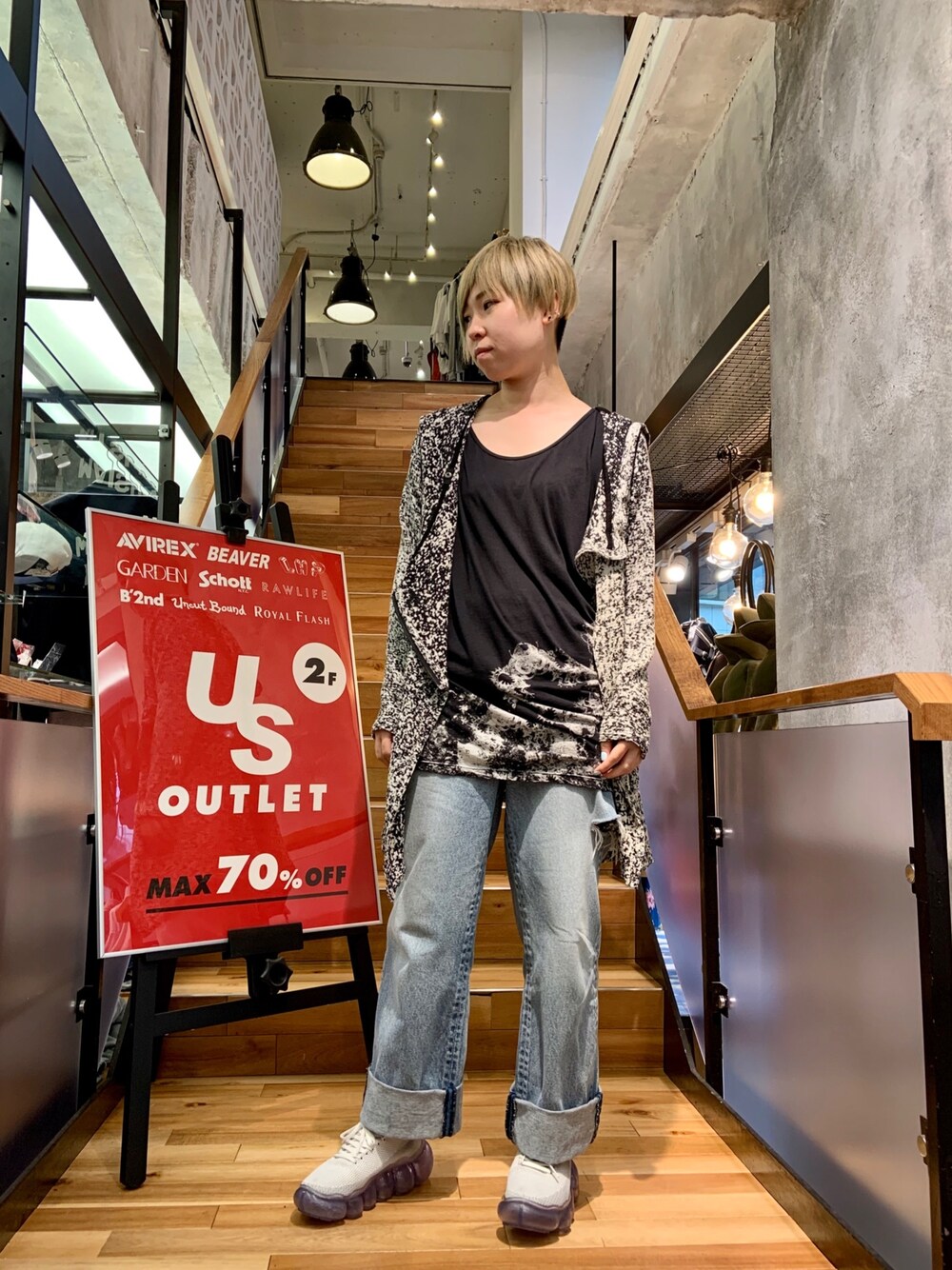 「ROYAL FLASH、KMRii、ADDICT NOIR、grounds、カーディガン、ブラック、デニムパンツ、スニーカーコーデ、大人カジュアル、カジュアル」｜「KMRiiの【別注】KMRii/ケムリ/Open Sholder Top/RFL（Tシャツ/カットソー、ブラック系）」を使った、じゅんさん（レディース・158cm）の夏コーディネートの1枚目の写真
