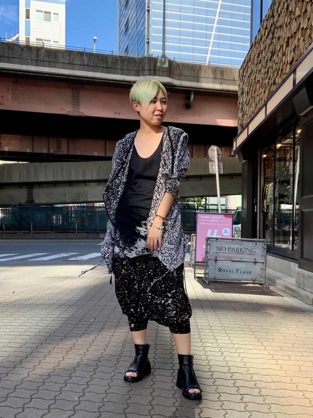 「ROYAL FLASH、KMRii、カーディガン、サルエルパンツ、サンダル、ブラック、ブラックコーデ、ホワイト、夏コーデ、秋コーデ」｜「KMRiiの【別注】KMRii/ケムリ/Open Sholder Top/RFL（Tシャツ/カットソー、ブラック系）」を使った、じゅんさん（レディース・158cm）の夏コーディネートの1枚目の写真