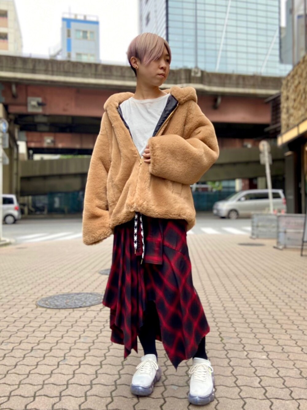 「ROYAL FLASH、KMRii、A(LeFRUDE)E、ADDICT NOIR、grounds、ファーパーカー、スカート、レッド、スニーカー、大人コーデ」｜「KMRiiのKMRii/ケムリ/SPLASH CUT/LS（Tシャツ/カットソー、ホワイト系）」を使った、じゅんさん（レディース・158cm）の秋コーディネートの1枚目の写真