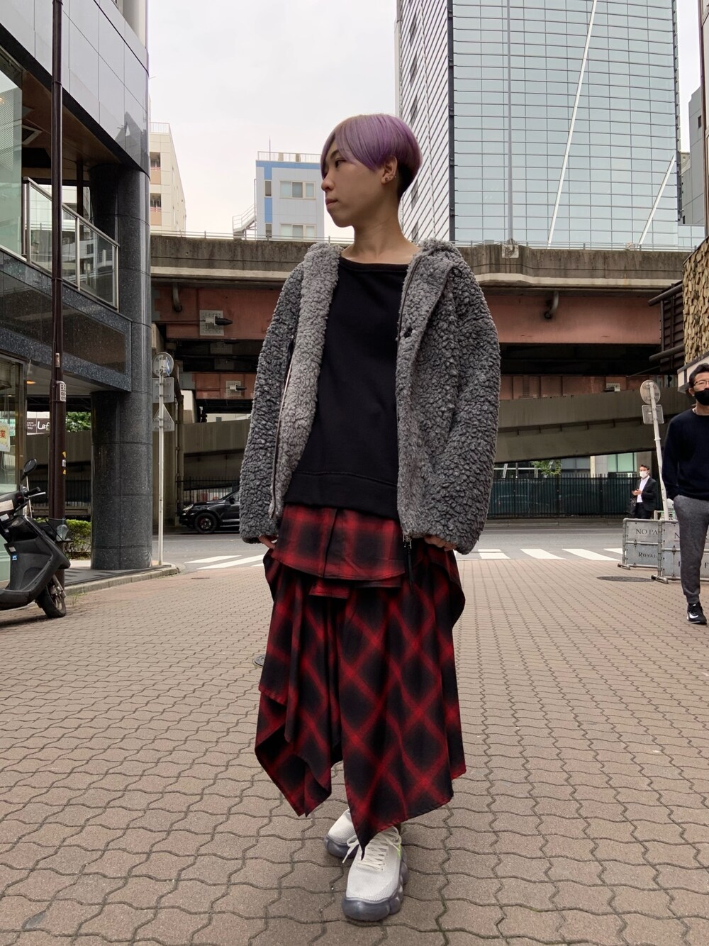 「ROYAL FLASH、KMRii、ADDICT NOIR、grounds、セットアップ、パーカー グレー、スカート、スニーカー、ブラック、レッド」｜「KMRiiの【別注】KMRii/ケムリ/HOODED BOA BLOUSON/RFL（ブルゾン、グレー系）」を使った、じゅんさん（レディース・158cm）の秋コーディネートの1枚目の写真