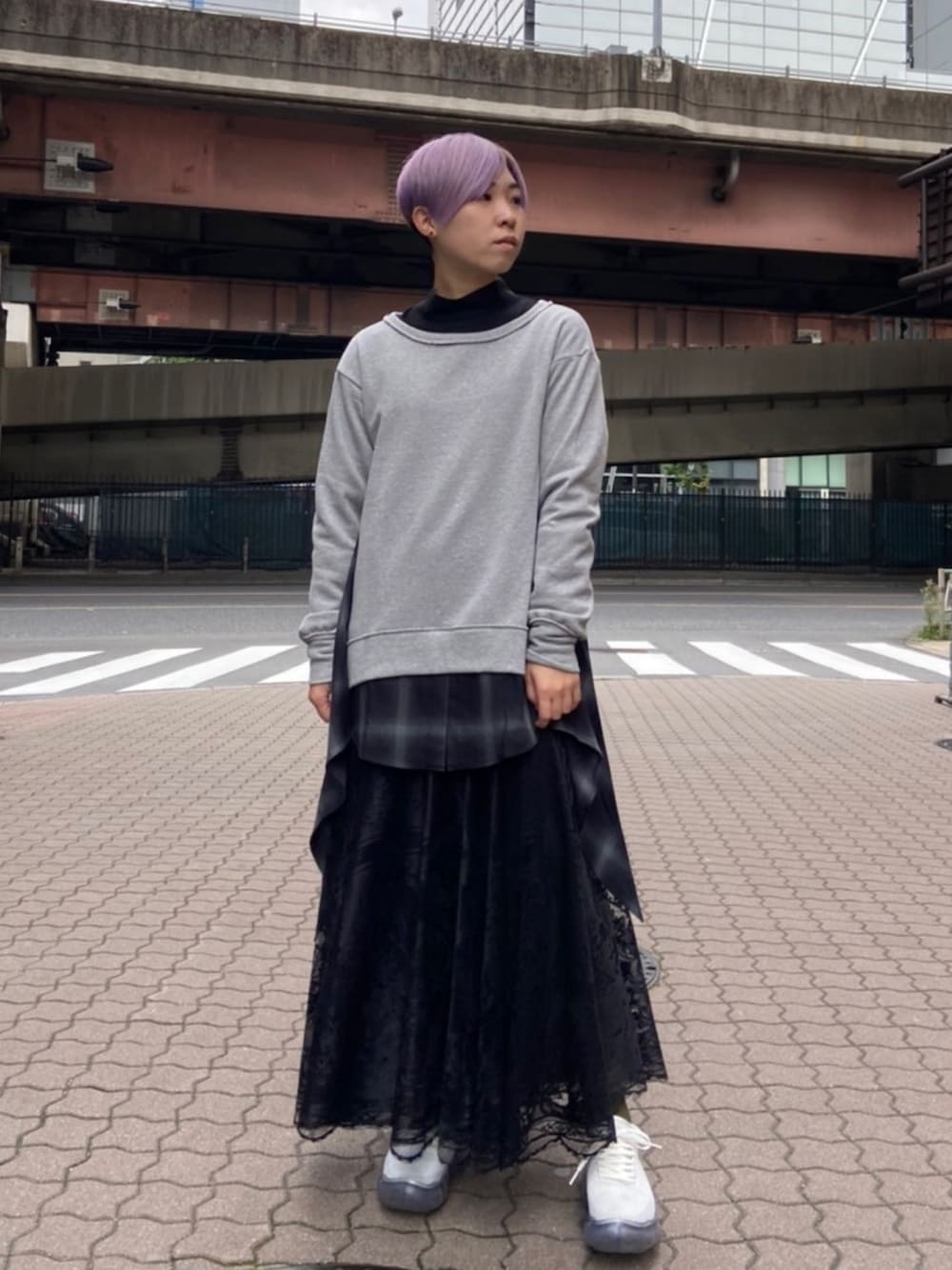 「ROYAL FLASH、ADDICT NOIR、AULA、grounds、チェック、スエット、ワンピース、スニーカー、重ね着、レースワンピース」｜「ADDICT NOIRのアイテム（トップス、ブラック系）」を使った、じゅんさん（レディース・158cm）の秋コーディネートの1枚目の写真
