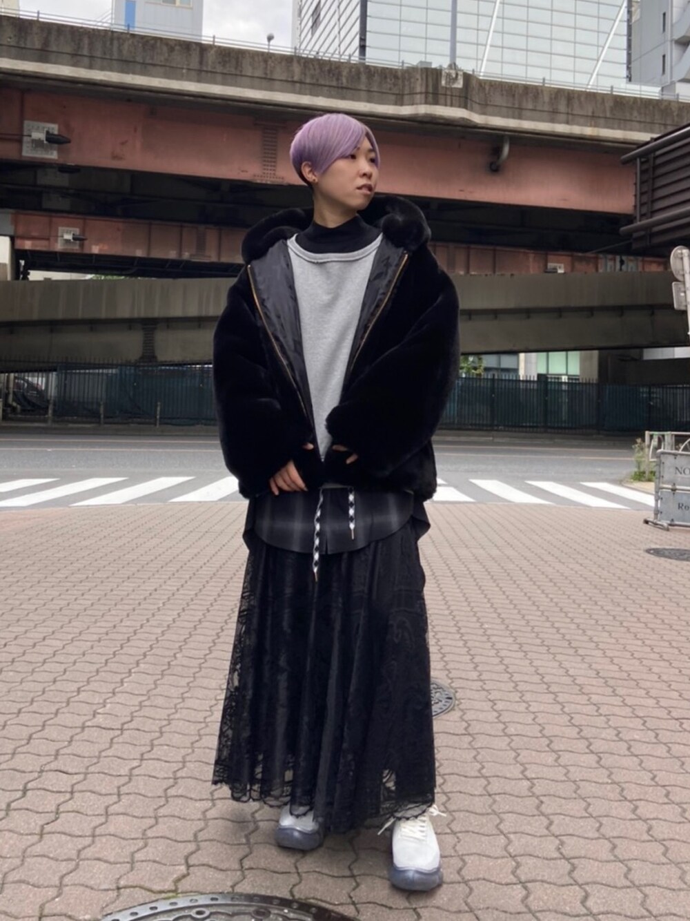 「ROYAL FLASH、ADDICT NOIR、AULA、grounds、A(LeFRUDE)E、ファーパーカー、チェック、ワンピース、レースワンピース、スニーカー」｜「A(LeFRUDE)Eの【別注】A(LeFRUDE)E / アレフルード/エコファーブルゾン（ブルゾン、ブラック系）」を使った、じゅんさん（レディース・158cm）の秋コーディネートの1枚目の写真