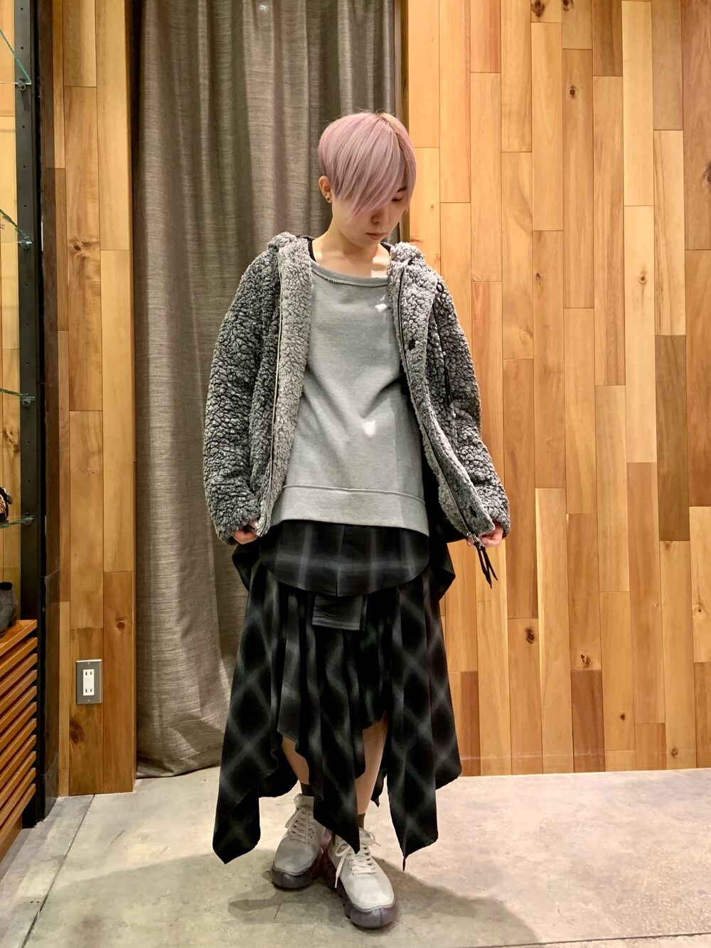 「ROYAL FLASH、KMRii、ADDICT NOIR、grounds、パーカー、モコモコアウター、チェック、スカート、スニーカー、大人コーデ」｜「KMRiiの【別注】KMRii/ケムリ/HOODED BOA BLOUSON/RFL（ブルゾン、グレー系）」を使った、じゅんさん（レディース・158cm）の秋コーディネートの1枚目の写真