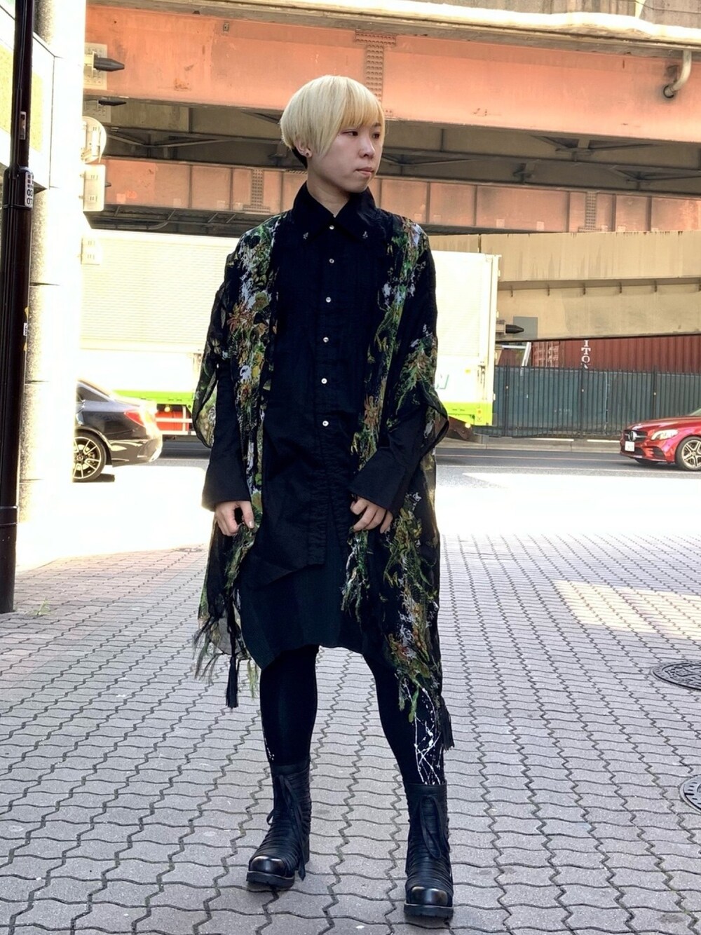 「ROYAL FLASH、KMRii、ポンチョ、シャツ、黒シャツ、スカート、レギンス、ブーツ、ブラック、ブラックコーデ」｜「KMRiiのアイテム（ジャケット/アウター、ブラック系）」を使った、じゅんさん（レディース・158cm）の冬コーディネートの1枚目の写真