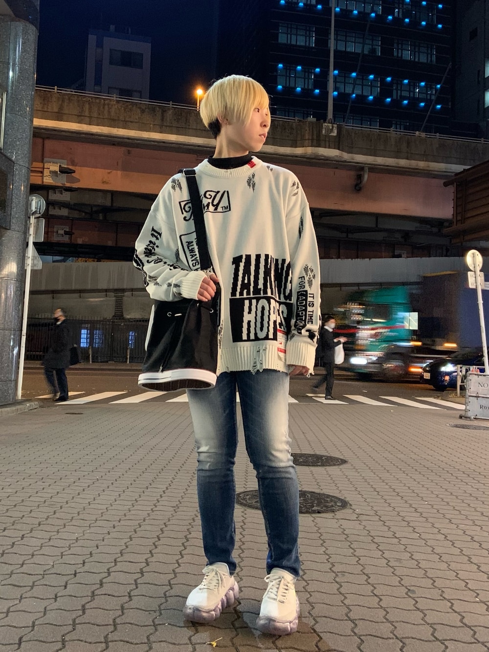 「ROYAL FLASH、AULA、AULA AILA、MIHARAYASUHIRO、OKERU、DSQUARED2、grounds、ニット、バッグ、デニムパンツ」｜「AULA AILAのAULA AILA/アウラ アイラ/SHHER LAYERED PULLOVER（Tシャツ/カットソー、ブラック系）」を使った、じゅんさん（レディース・158cm）の冬コーディネートの1枚目の写真