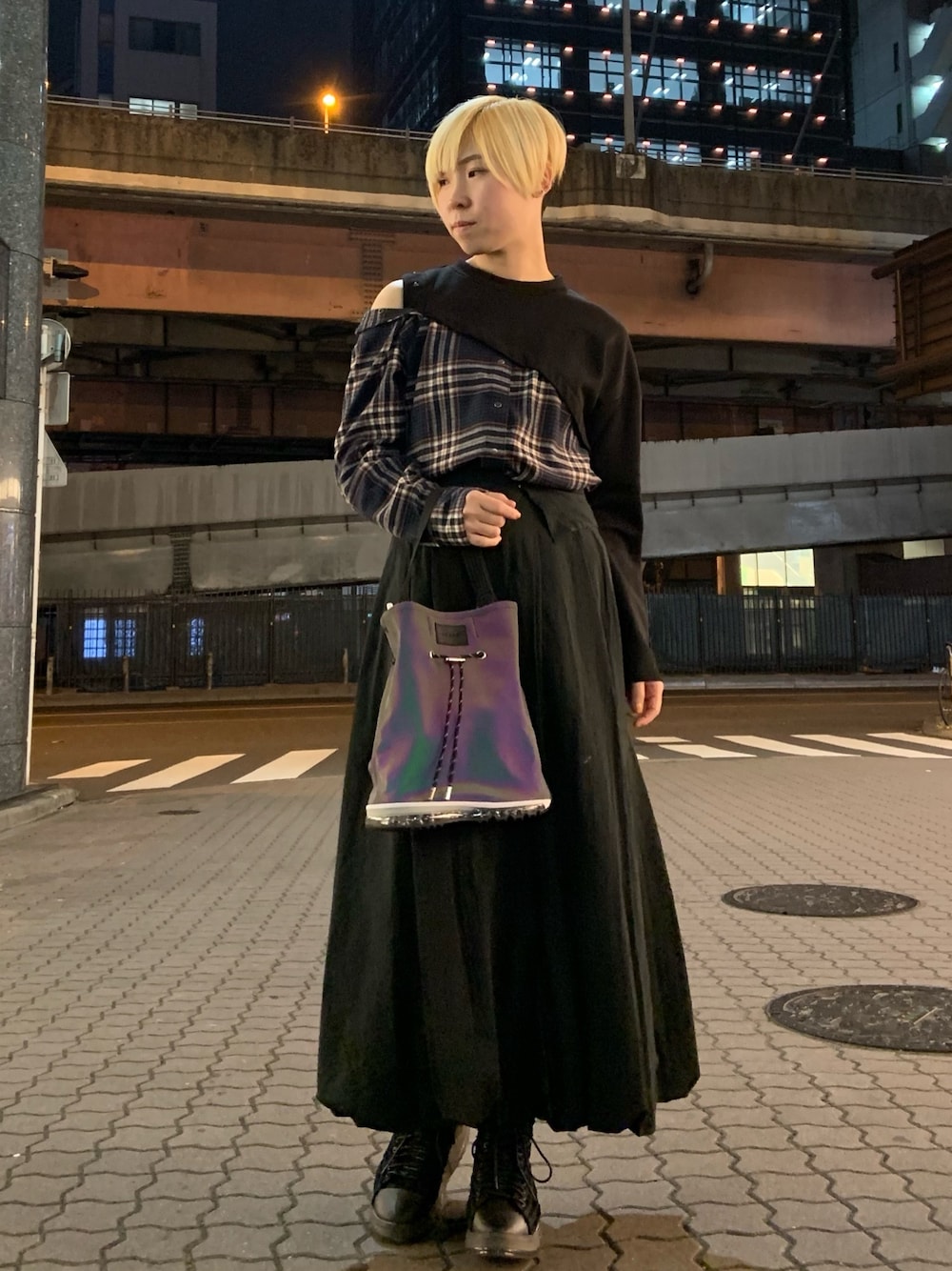 「ROYAL FLASH、AULA、AULA AILA、OKERU、ADDICT NOIR、grounds、ブラック、チェック、バッグ、スニーカー」｜「AULA AILAのAULA AILA/アウラ アイラ/別注カットオンチェックトップス（Tシャツ/カットソー、ブラック系）」を使った、じゅんさん（レディース・158cm）の冬コーディネートの1枚目の写真