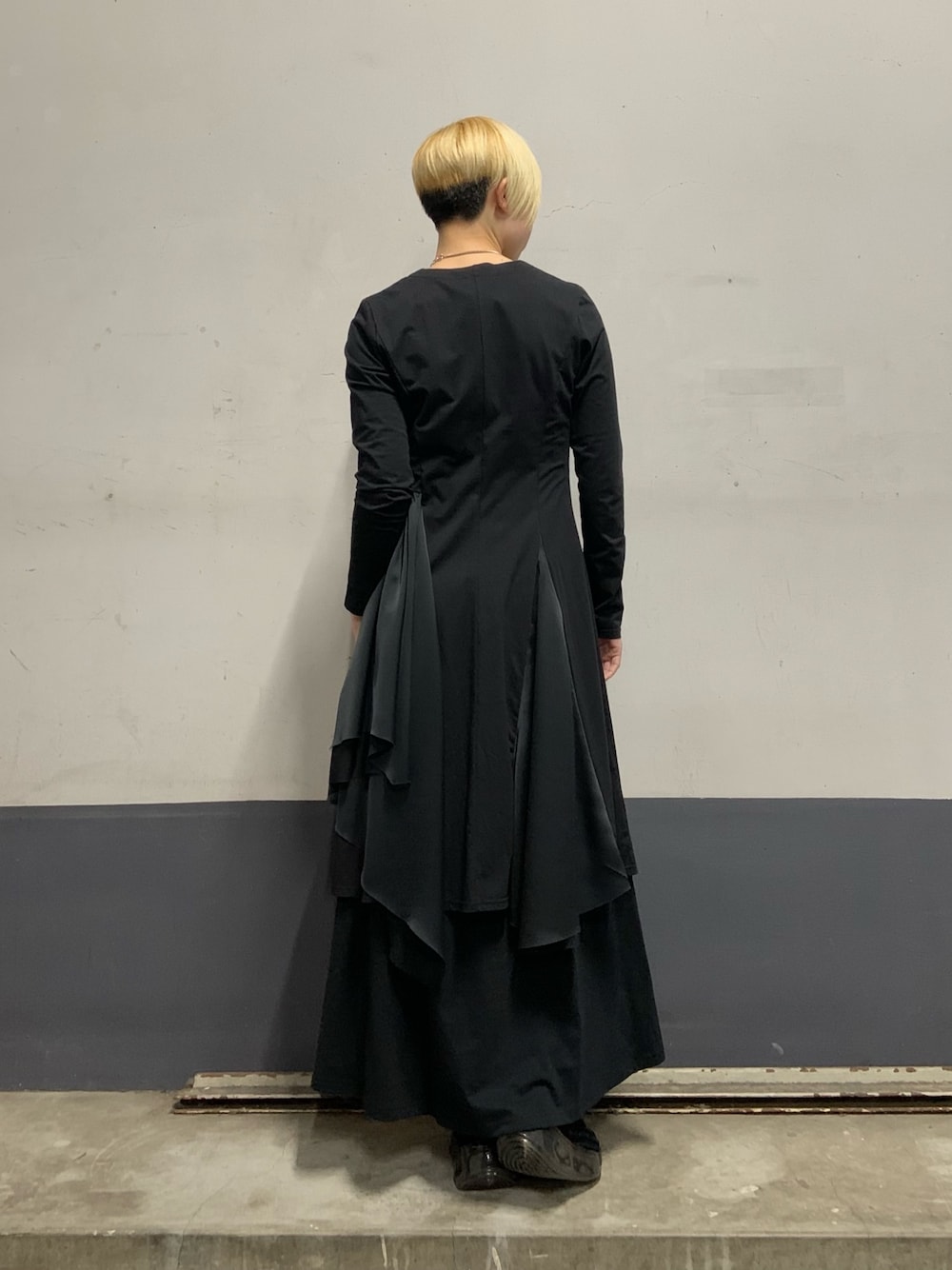 「ROYAL FLASH、ADDICT NOIR、Justine Clenquet、grounds、ブラック、ブラックコーデ、アクセサリー、ネックレス、ワンピース、スニーカー」｜「JUSTINE CLENQUETのJUSTINE CLENQUET/ジュスティーヌ・クランケ/Haiden necklace（ネックレス、シルバー系）」を使った、じゅんさん（レディース・158cm）の冬コーディネートの1枚目の写真
