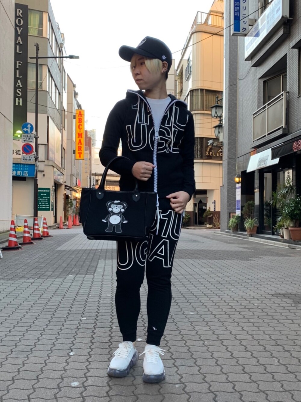 「ROYAL FLASH、lucien pellat-finet、1piu1uguale3 relax、1PIU1UGUALE3、TANTA、Y-3、youjiyamamoto、grounds、セットアップ、キャップ」｜「Lucien Pellat-Finetの【別注】lucien pellat-finet/ルシアン ペラフィネ/SKULL Tongue CAP（キャップ、ホワイト系）」を使った、じゅんさん（レディース・158cm）の冬コーディネートの1枚目の写真