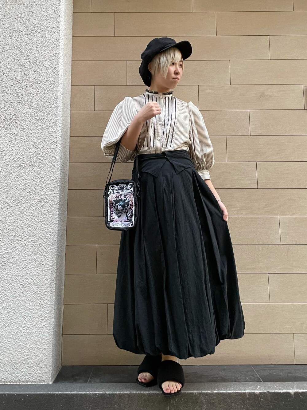 「ROYAL FLASH、SHARE SPIRIT、backlash、ADDICT NOIR、MIHARAYASUHIRO、キャスケット、シャツスタイル、スカート、バッグ、サンダル」｜「BACKLASHのアイテム（帽子、ブラック系）」を使った、じゅんさん（レディース・158cm）の冬コーディネートの1枚目の写真