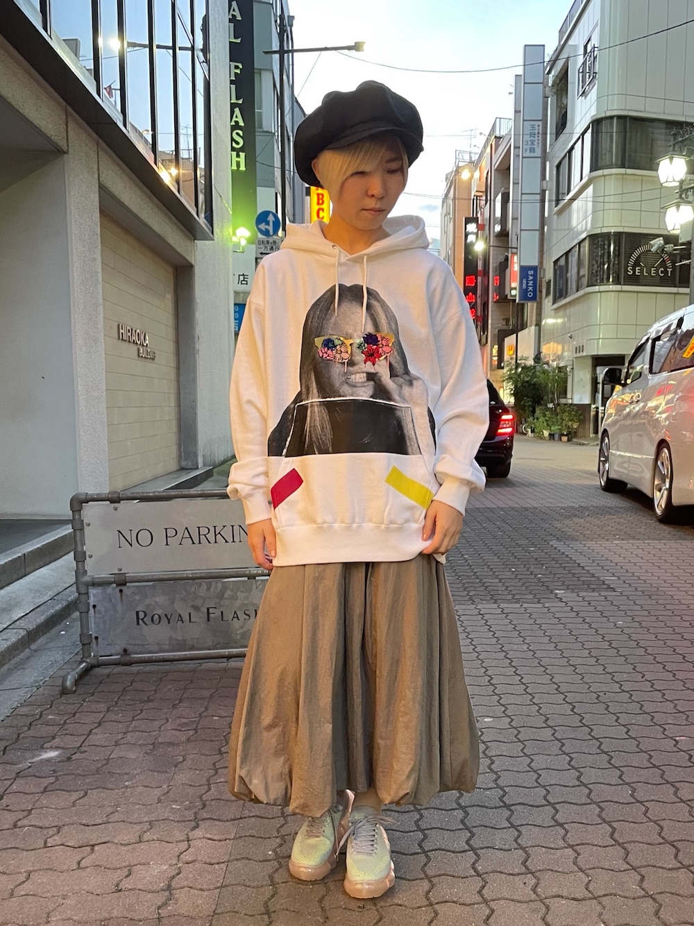 「ROYAL FLASH、amok、backlash、ADDICT NOIR、grounds、キャスケット、パーカー、スカート、スニーカー、グリーン」｜「BACKLASHのアイテム（帽子、ブラック系）」を使った、じゅんさん（レディース・158cm）の冬コーディネートの1枚目の写真