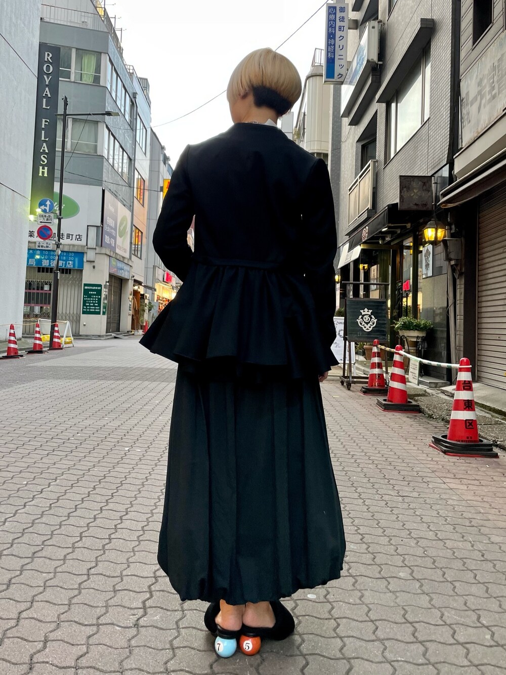 「ROYAL FLASH、ADDICT NOIR、AULA、AULA AILA、MIHARAYASUHIRO、Tシャツ、ジャケット、ロンT、スカート、サンダル」｜「AULA AILAのAULA AILA/アウラ アイラ/SHHER LAYERED PULLOVER（Tシャツ/カットソー、ホワイト系）」を使った、じゅんさん（レディース・158cm）の冬コーディネートの1枚目の写真