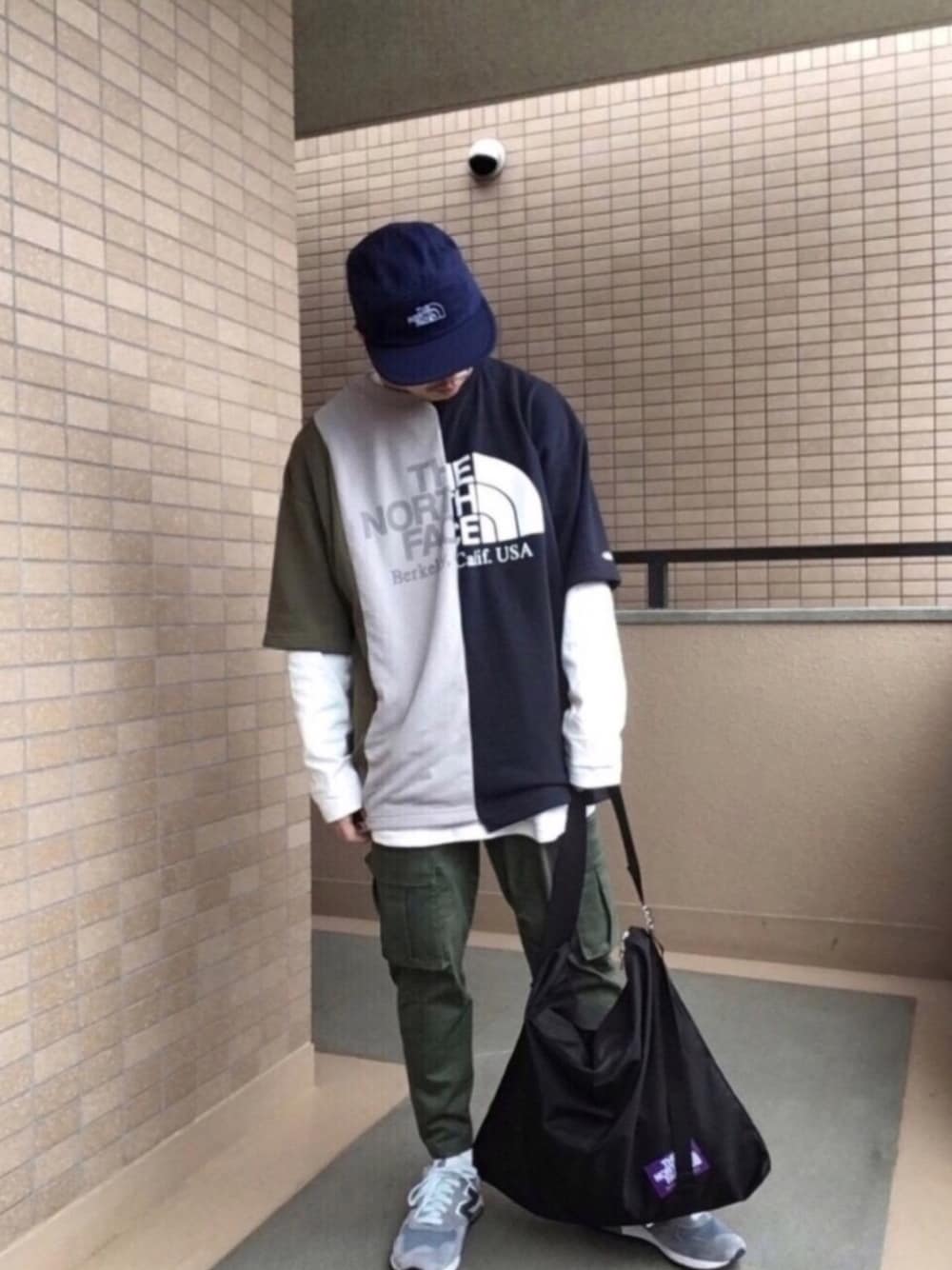 その他のTシャツ/カットソー、ホワイト系のTシャツ/カットソー、グリーン系のカーゴパンツを着用したメンズの春コーディネートの1枚目の写真