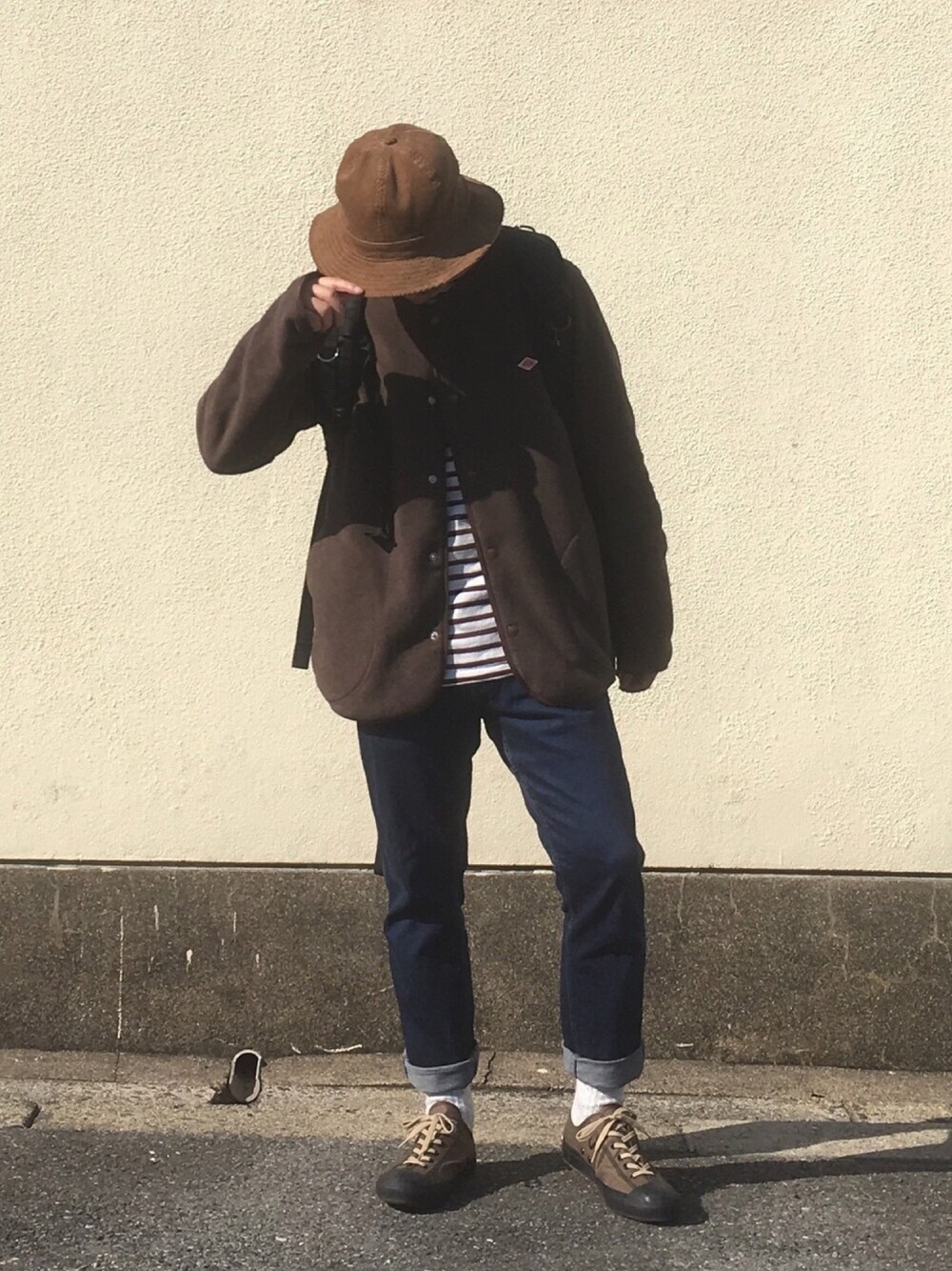 ブラウン系のノーカラージャケット、その他のTシャツ/カットソー、ブルー系のデニムパンツを着用したメンズの秋コーディネートの1枚目の写真