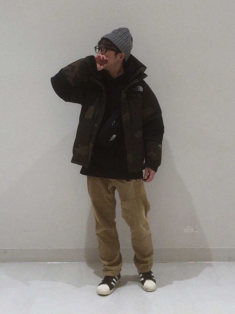 その他のダウンジャケット/コート、ブラック系のパーカー、ベージュ系のその他パンツを着用したメンズの冬コーディネートの1枚目の写真