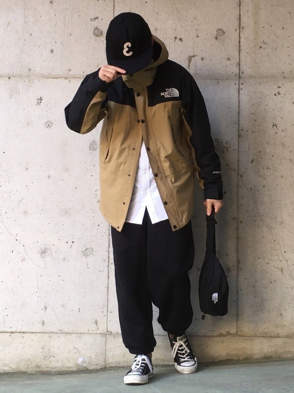 ベージュ系のその他アウター、ホワイト系のシャツ/ブラウス、ブラック系のその他パンツを着用したメンズの春コーディネートの1枚目の写真