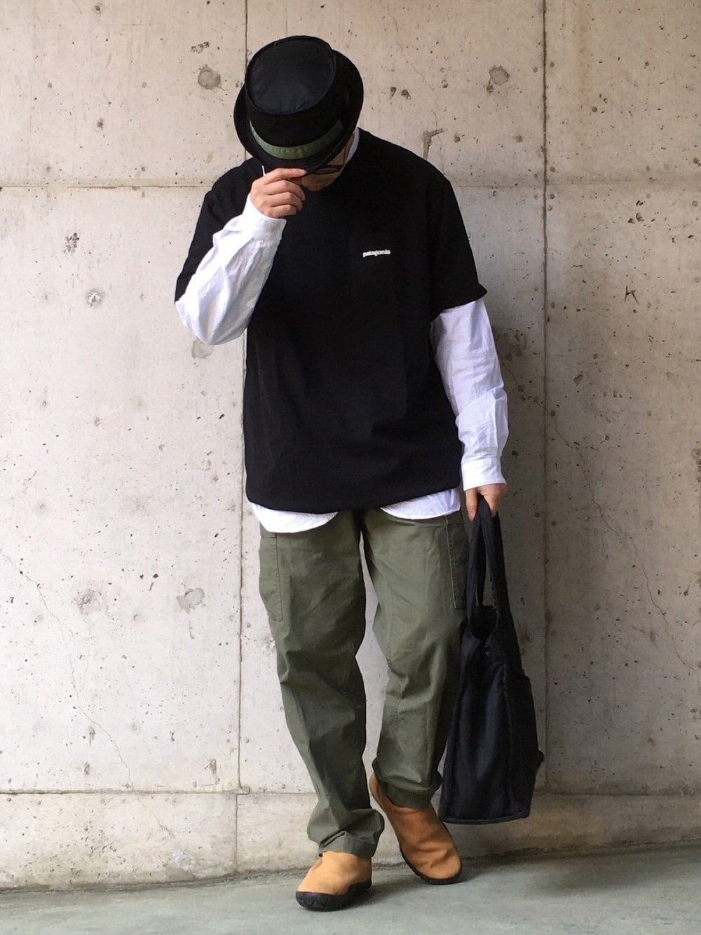 ブラック系のTシャツ/カットソー、ホワイト系のシャツ/ブラウス、グリーン系のカーゴパンツを着用したメンズの春コーディネートの1枚目の写真