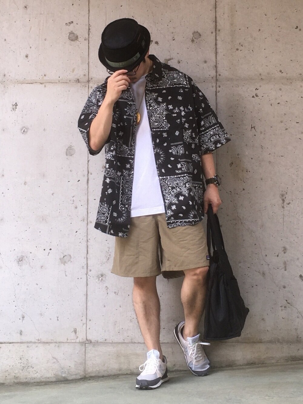 グレー系のシャツ/ブラウス、ホワイト系のTシャツ/カットソー、ベージュ系のパンツを着用したメンズの夏コーディネートの1枚目の写真