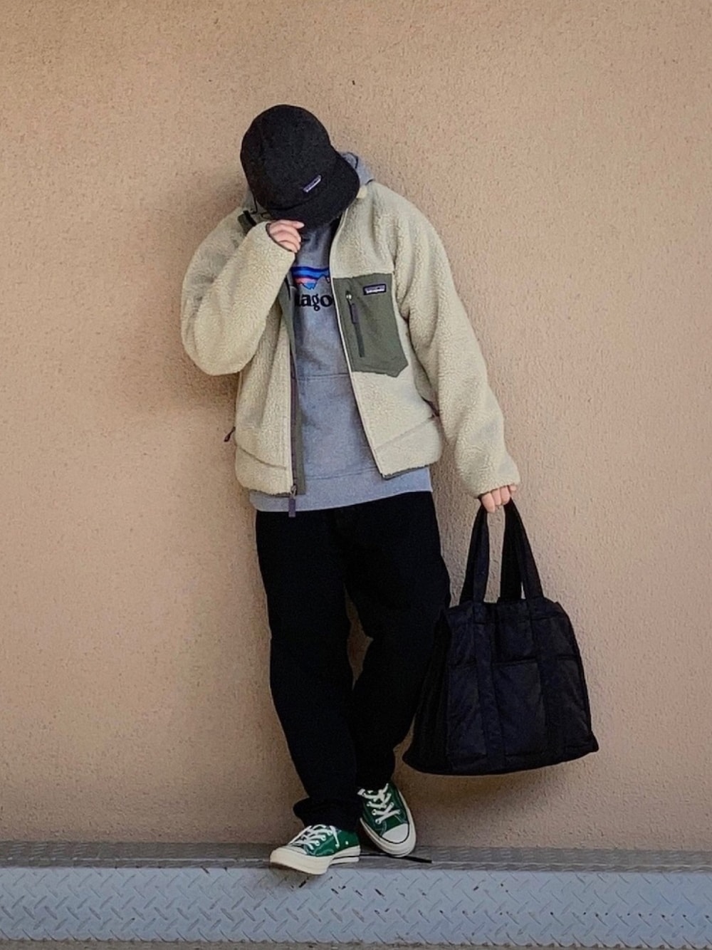 「冬コーデ、ボアジャケット、パーカー、ブラックデニム、キャップ、トートバッグ、CT70s、低身長」｜「patagoniaのpatagonia/パタゴニア P-6 Logo Uprisal Hoody/ロゴアップライザル フーディー（パーカー、グレー系）」を使った、Dai.Tさん（メンズ・160cm）の冬コーディネートの1枚目の写真