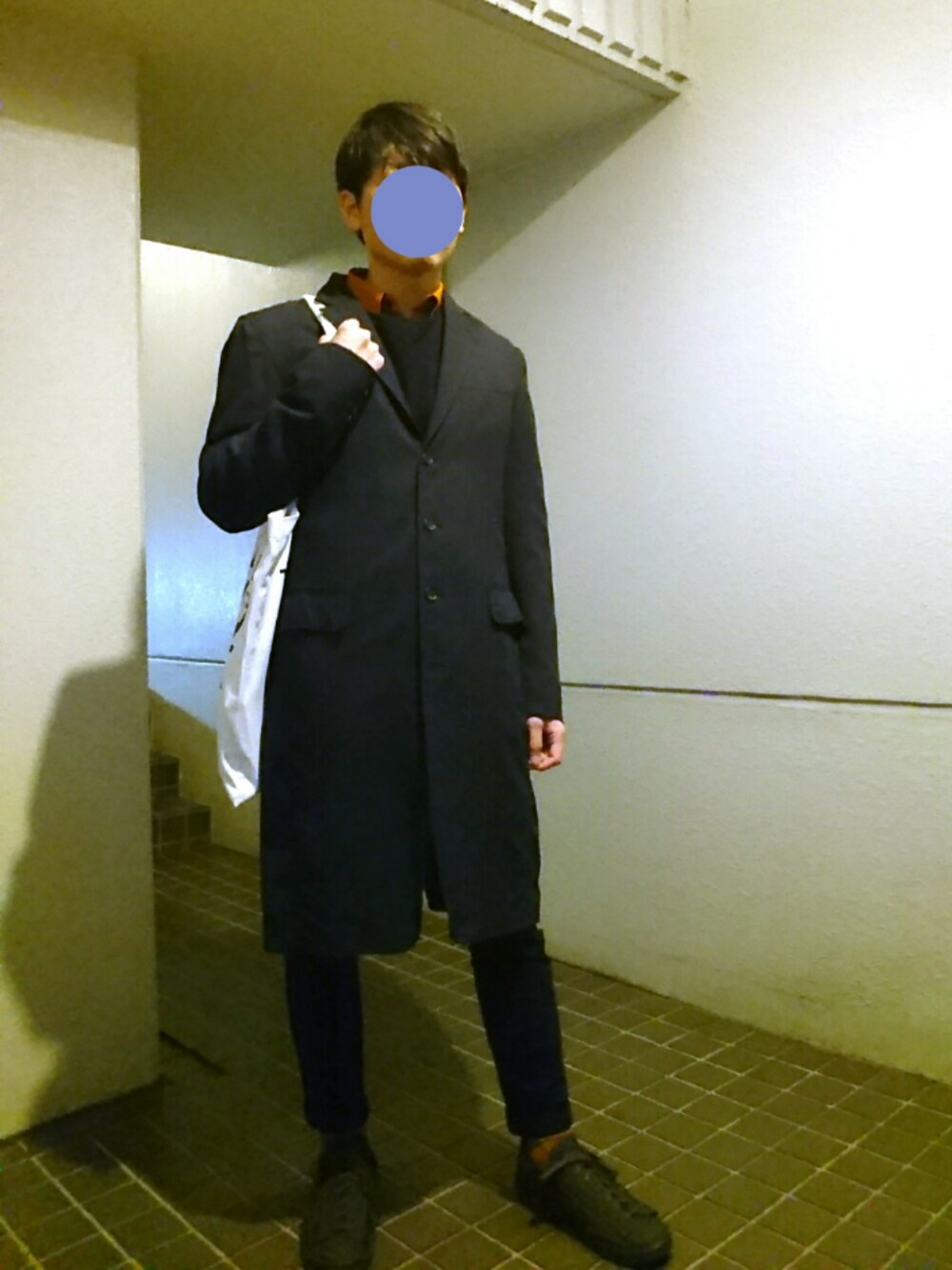 「冬、お洒落さんとつながりたい、Y-3、JOHN LAWRENCE SULLIVAN、ISSEY MIYAKE」｜「ISSEY MIYAKEのアイテム（チェスターコート、グレー系）」を使った、takumingさん（メンズ・174cm）の冬コーディネートの1枚目の写真