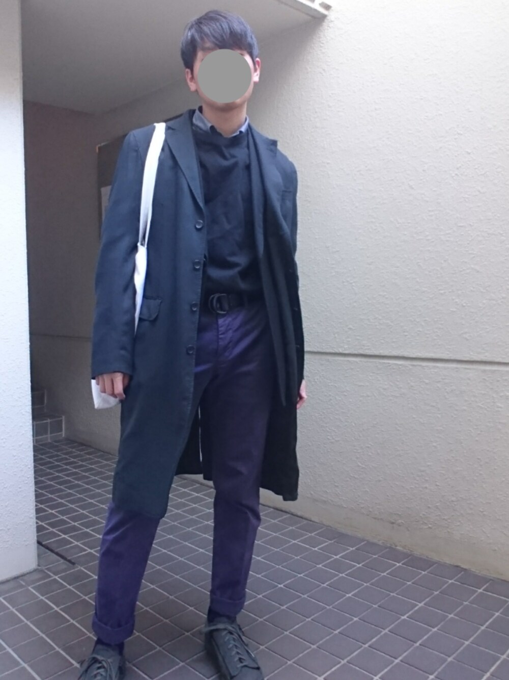 「冬、お洒落さんとつながりたい、ISSEY MIYAKE、COMME des GARCONS HOMME DEUX、Y-3」｜「ISSEY MIYAKEのアイテム（チェスターコート、グレー系）」を使った、takumingさん（メンズ・174cm）の冬コーディネートの1枚目の写真