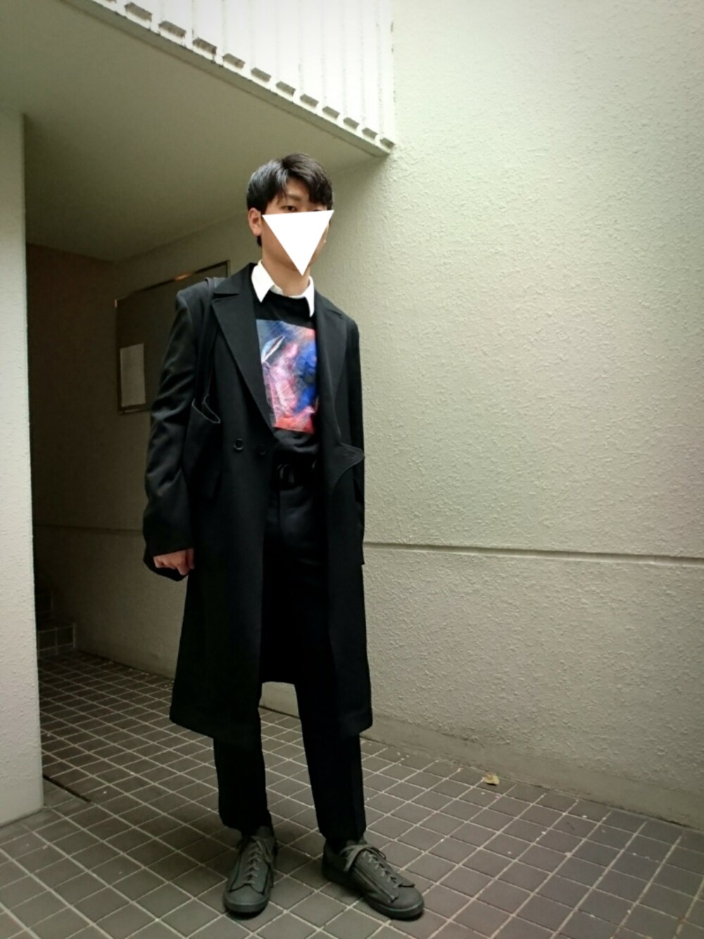 「お洒落さんとつながりたい、黒、春コーデ、タックイン、グラフィックＴ、GROUND Y、JOHN LAWRENCE SULLIVAN、Y-3、MARGARET HOWEEL」｜「Ground Yのアイテム（チェスターコート、ブラック系）」を使った、takumingさん（メンズ・174cm）の春コーディネートの1枚目の写真