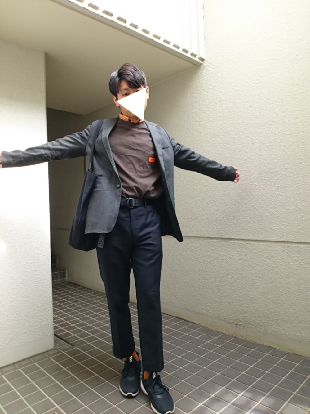 「春コーデ、きれいめカジュアル、おしゃれさんと繋がりたい、タックイン、スラックス、RAF BY RAF SIMONS、universaloverall、Y-3、JOHNLAWRENCESULLIVAN、MARGARET HOWEEL」｜「JOHN LAWRENCE SULLIVANのアイテム（シャツ/ブラウス、オレンジ系）」を使った、takumingさん（メンズ・174cm）の春コーディネートの1枚目の写真