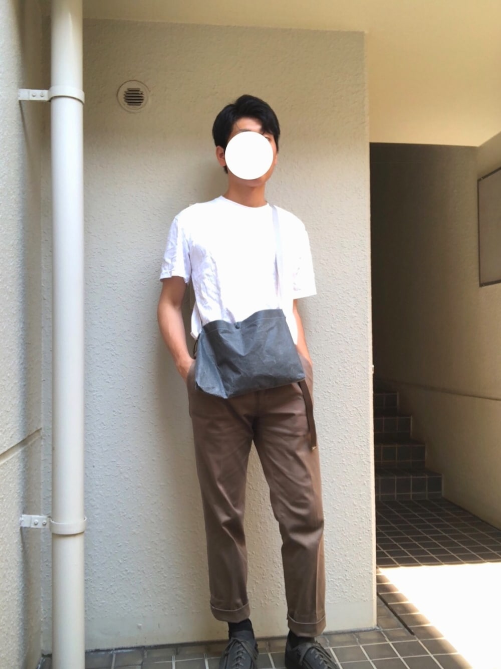 「シンプルコーデ、夏、Tシャツ、サコッシュ、タックイン、ブラウン、United Athle、Y-3」｜「United Athleのアイテム（Tシャツ/カットソー、ホワイト系）」を使った、takumingさん（メンズ・174cm）の夏コーディネートの1枚目の写真