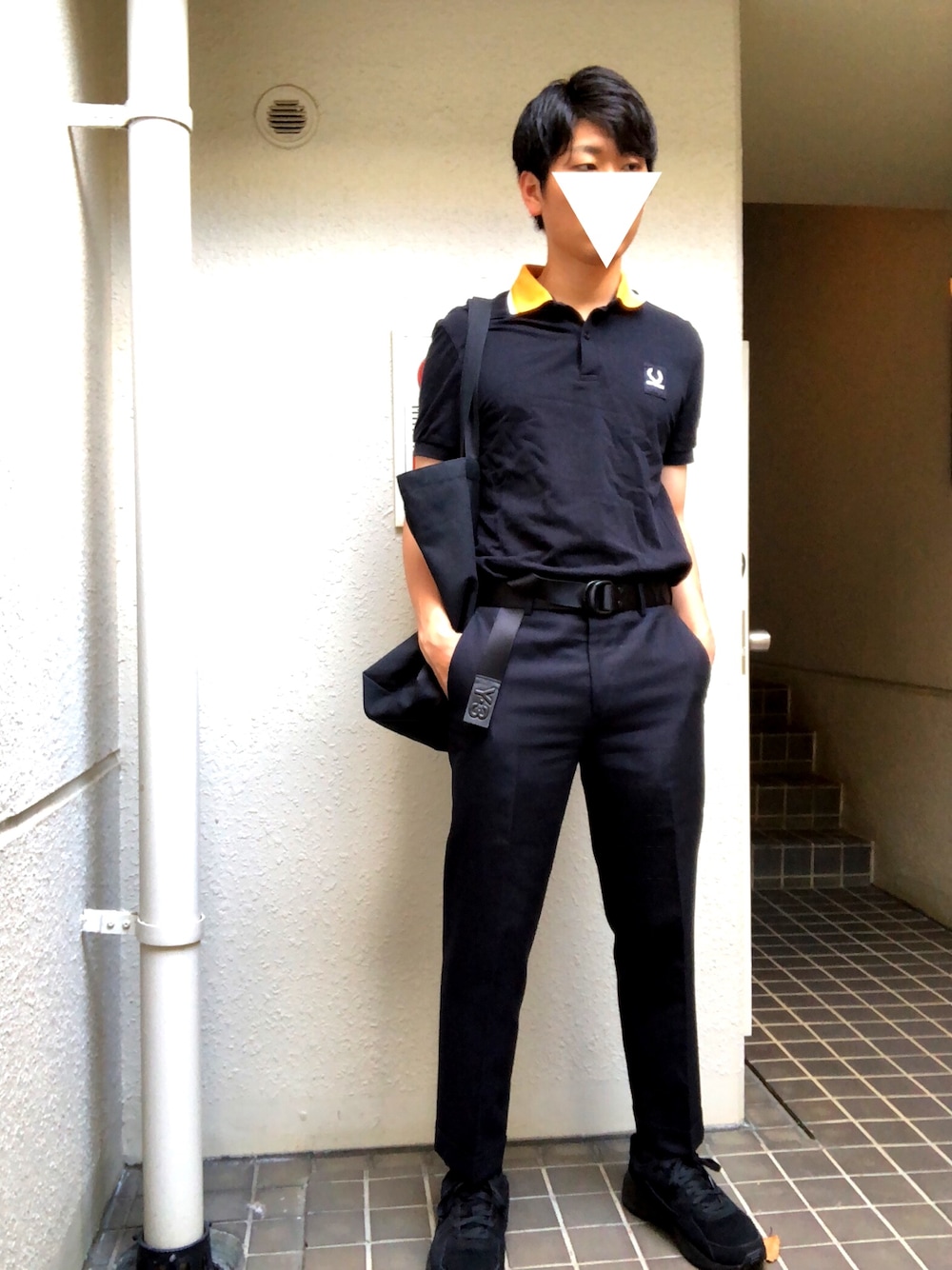 「夏コーデ、ポロシャツ、オールブラック、タックイン、FRED PERRY、Y-3、MARGARET HOWEEL、FILA」｜「FRED PERRY×RAF SIMONSのアイテム（ポロシャツ、ブラック系）」を使った、takumingさん（メンズ・174cm）の秋コーディネートの1枚目の写真
