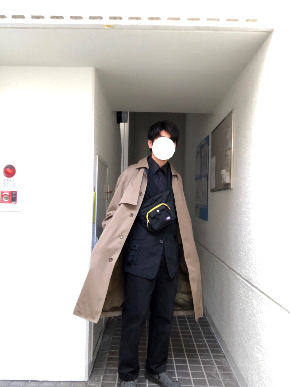 「黒、トレンチコート、ウエストポーチ、ワイズ、Y-3、yohji yamamoto pour homme、THE NORTH FACE PURPLE LABEL」｜「STUDIOUSのSTUDIOUS HIGH ウールギャバシングルトレンチコート（トレンチコート、ベージュ系）」を使った、takumingさん（メンズ・174cm）の冬コーディネートの1枚目の写真