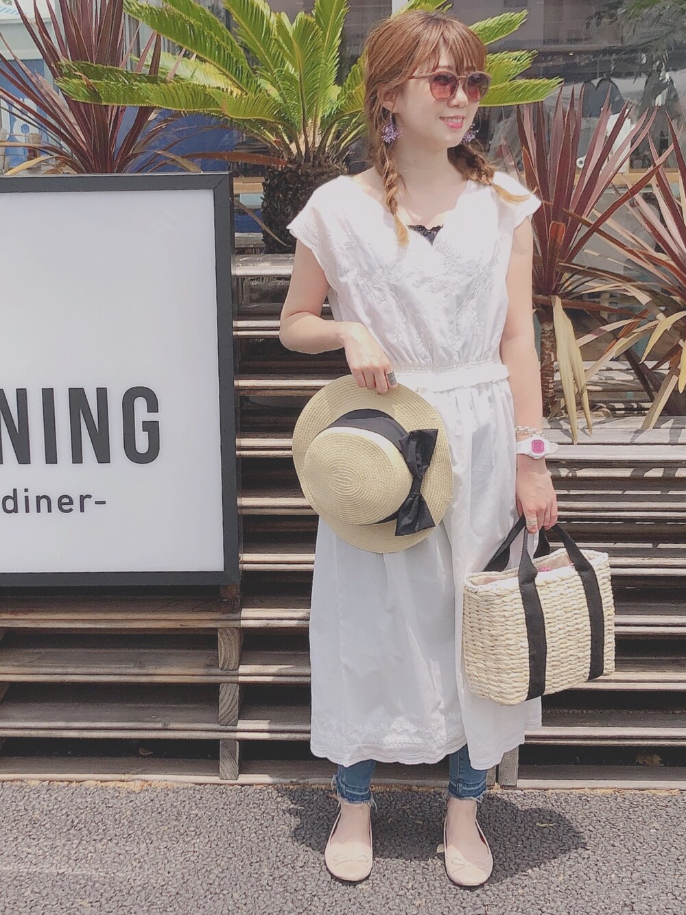 「夏コーデ、ママファッション、プチプラコーデ、オトナカジュアル、白ワンピース、麦わら帽子、大人カジュアル、かごバッグ、大人ガーリー、王道コーデ」｜「PAGEBOYのスカラップ刺繍ワンピース（ワンピース、ホワイト系）」を使った、くまきみかさん（レディース・153cm）の夏コーディネートの1枚目の写真