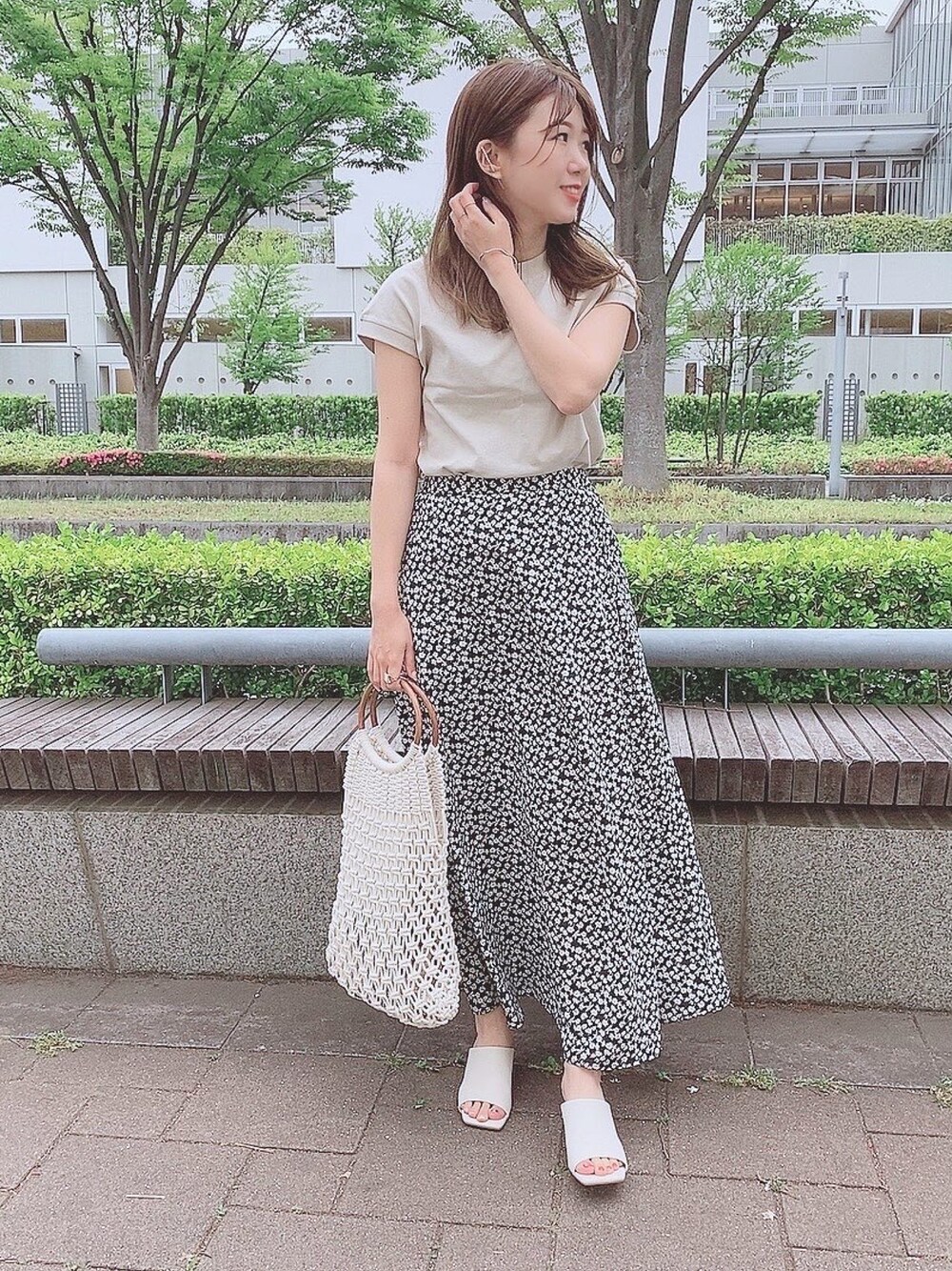 「休日コーデ、カジュアルコーデ、大人カジュアル、プチプラコーデ、大人女子、サンダル、GU、ママファッション、無印良品」｜「GUのアイテム（スカート、ブラック系）」を使った、くまきみかさん（レディース・152cm）の春コーディネートの1枚目の写真