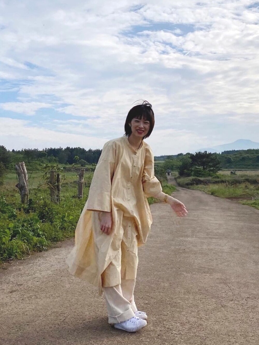「夏コーデ、オトナカジュアル、夏ワンピース、ユニクロ、ユニクロユー、ジャックパーセル、韓国ファッション、韓国ブランド、シャツワンピース、ペアルック」｜「UNIQLOのアイテム（シャツワンピース、イエロー系）」を使った、MINIPA (ミニーパー!)さん（レディース・155cm）の夏コーディネートの1枚目の写真