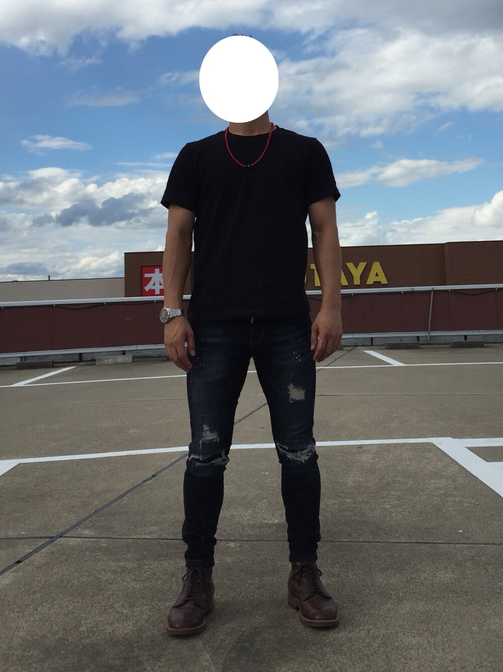 「夏、カジュアルコーデ、ブラック、Tシャツ、ラフ、シンプル、デニムパンツ、無地T」｜「GUのアイテム（Tシャツ/カットソー、ブラック系）」を使った、ゆうさん（メンズ・168cm）の夏コーディネートの1枚目の写真