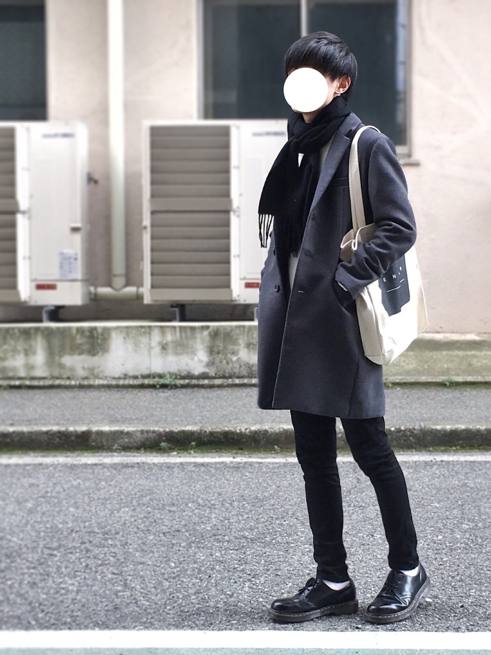 ホワイト系のトートバッグ、グレー系のチェスターコート、ホワイト系のニット/セーターを着用したメンズの冬コーディネートの1枚目の写真