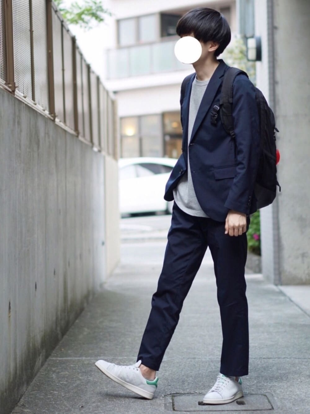 ブルー系のその他アウター、グレー系のTシャツ/カットソー、ブラック系のバックパック/リュックを着用したメンズの夏コーディネートの1枚目の写真