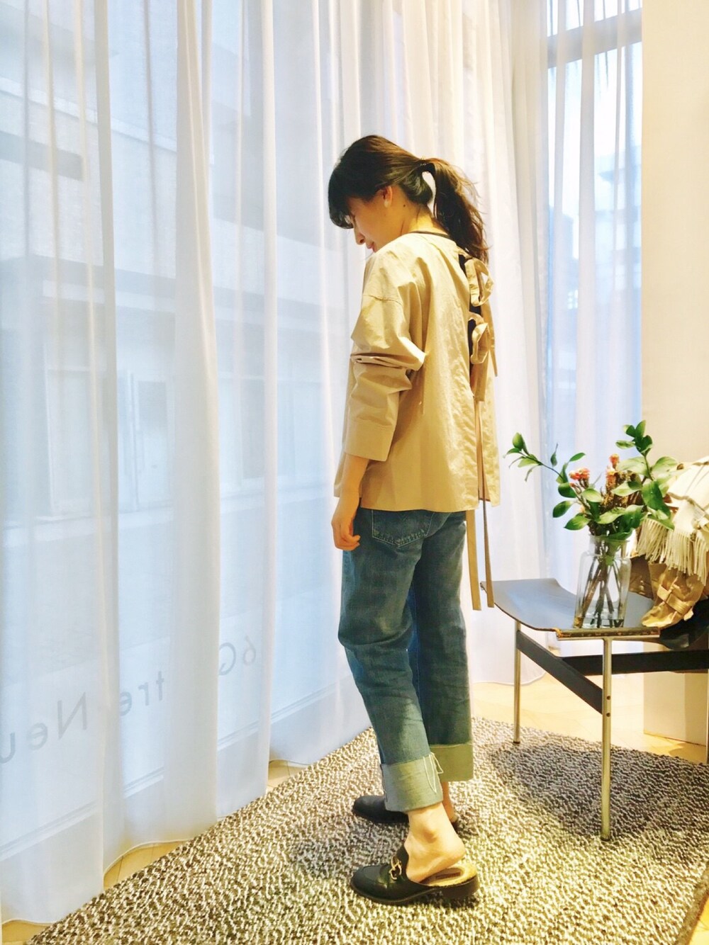 ホワイト系のシャツ/ブラウス、ブルー系のデニムパンツ、ブラック系のその他シューズを着用したレディースの冬コーディネートの1枚目の写真