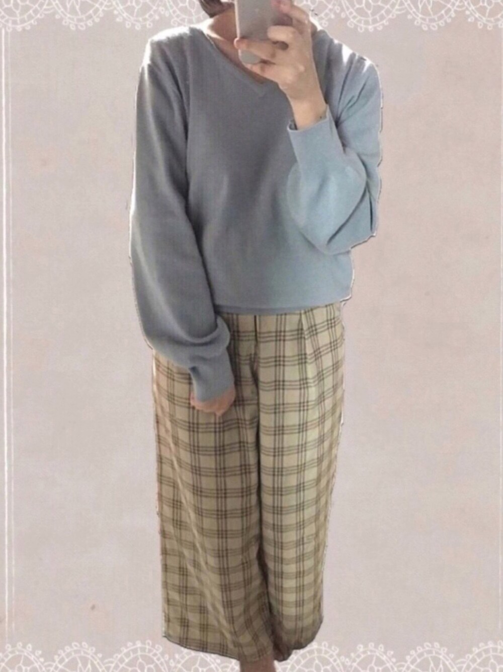 ブルー系のニット/セーター、ベージュ系のパンツを着用したレディースの春コーディネートの1枚目の写真
