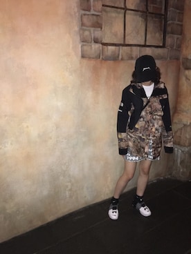 「ストリート女子」｜「アイテム（マウンテンパーカー）」を使った、aymさん（レディース・166cm）の秋コーディネート