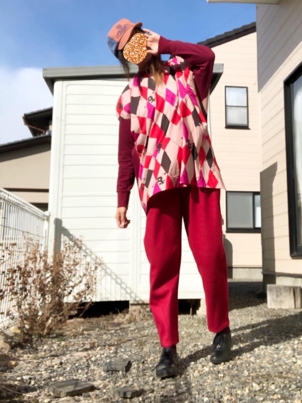 「カラーパンツ、Vivienne Westwood、メルシーボークー、赤、ワントーンコーデ、赤コーデ、チュニック、キャップ、おしゃれさんと繋がりたい、ビルケンシュトック」｜「Vivienne Westwood ACCESSORIESのアイテム（キャップ、ブラウン系）」を使った、たぬんきちさん（レディース・162cm）の冬コーディネートの1枚目の写真