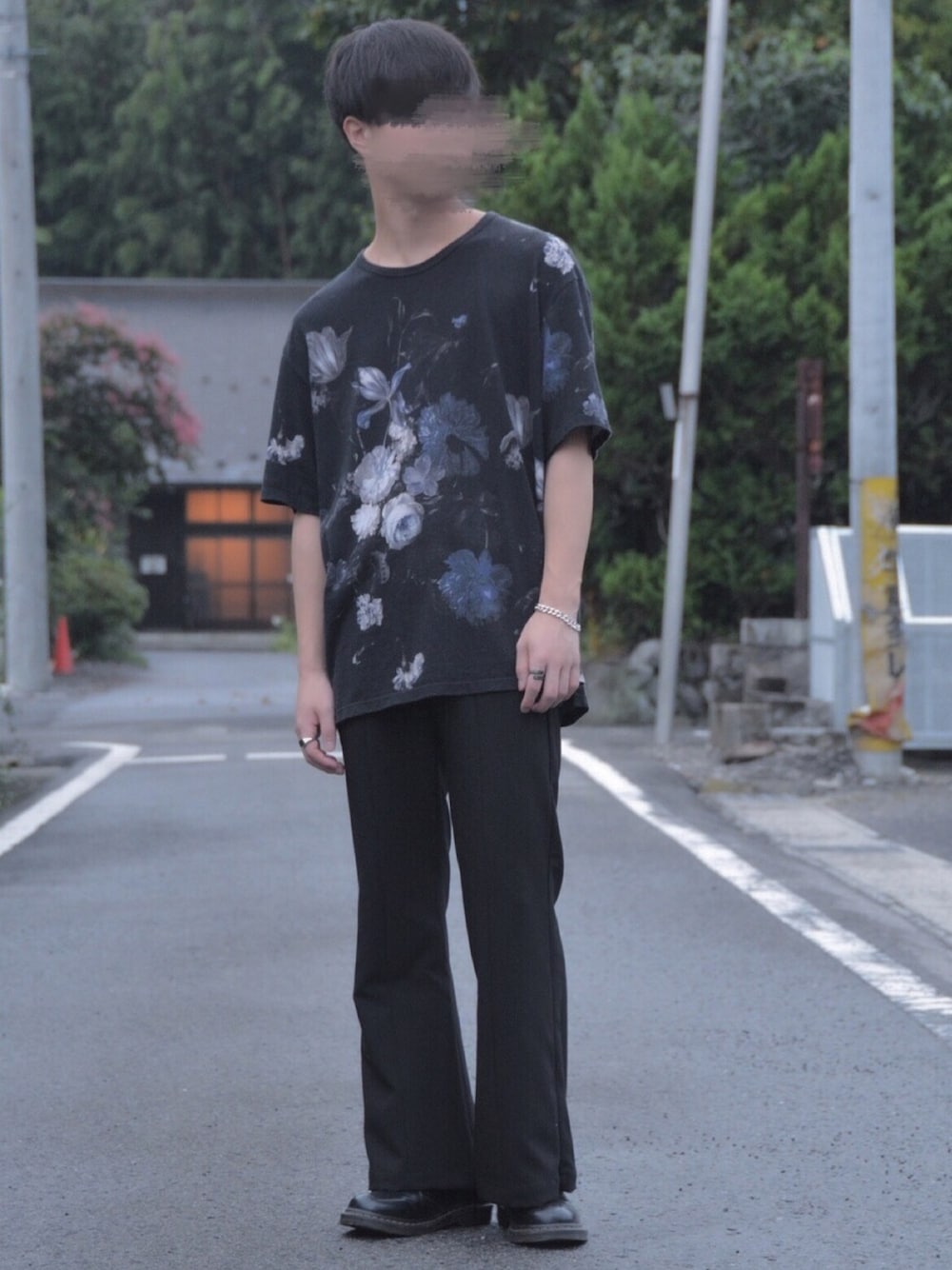 「秋のコーデ、ブラック、モノトーン、フレアパンツ、花柄、キレイめ、アクセサリー、LAD MUSICIAN、花柄シャツ、ビッグシルエット」｜「aoiのアイテム（ブレスレット、シルバー系）」を使った、あおいさん（メンズ・174cm）の秋コーディネートの1枚目の写真