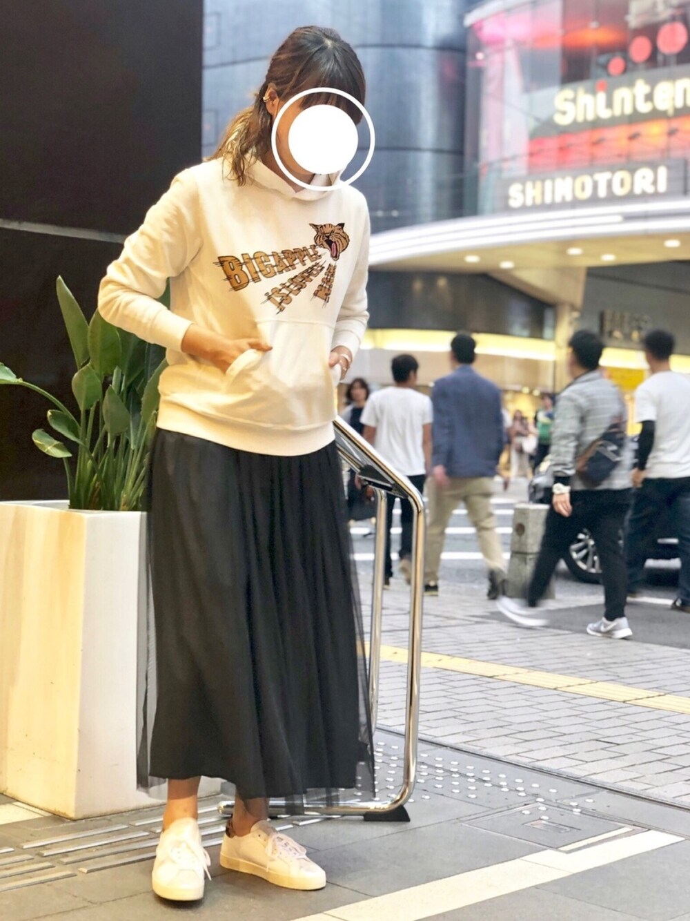 「オトナカジュアル、秋コーデ、カジュアル、大人カジュアル、パーカー、スウェット、REMI RELIEF、レミレリーフ」｜「REMI RELIEFのアイテム（パーカー、ホワイト系）」を使った、◯◯◯さん（レディース・169cm）の秋コーディネートの1枚目の写真