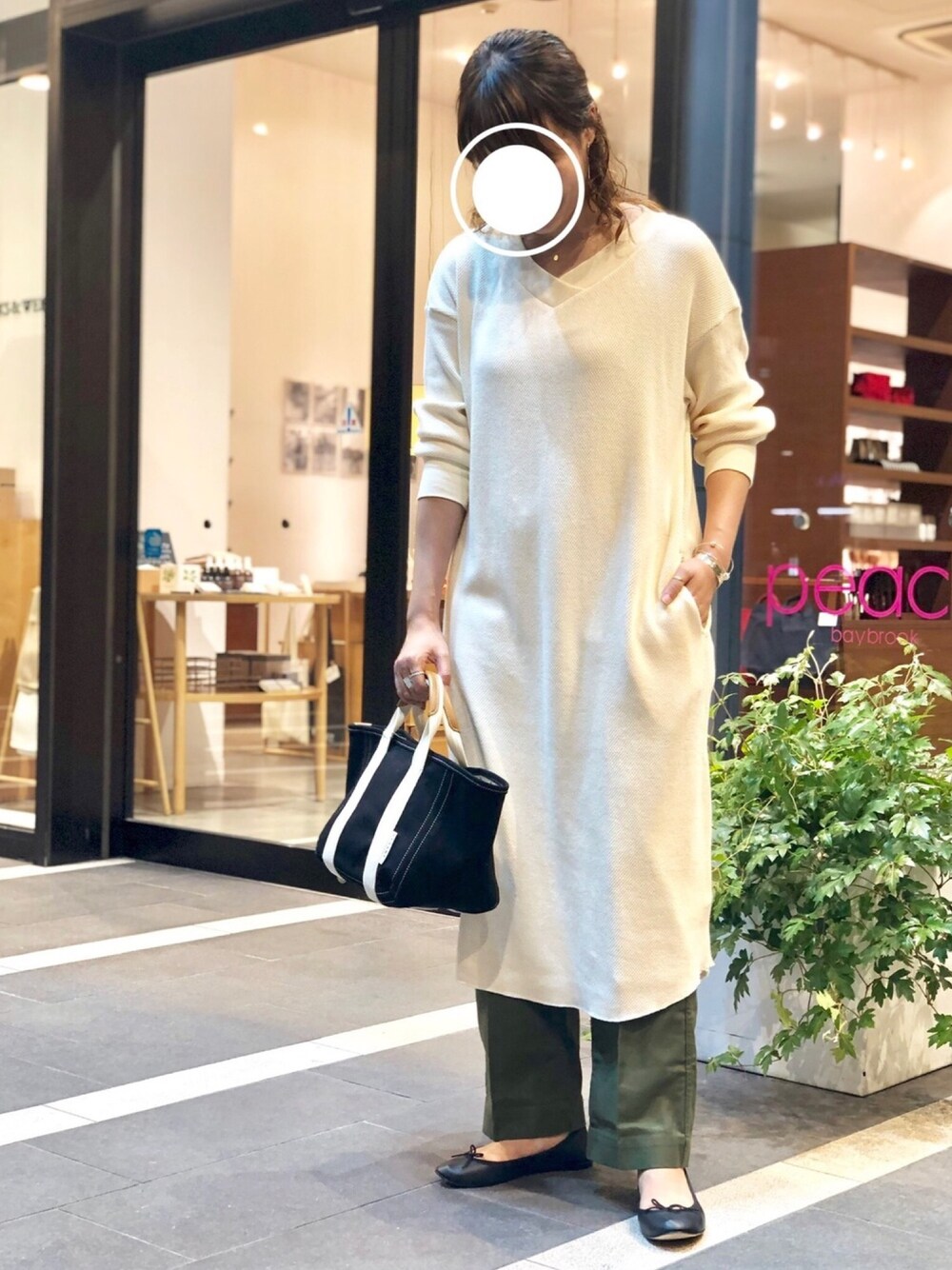 「大人カジュアル、オトナカジュアル、秋コーデ、カジュアル、シンプルコーデ、ワンピース、ワッフル、repetto、shinzone」｜「Johnbullのアイテム（ワンピース/ドレス、ホワイト系）」を使った、◯◯◯さん（レディース・169cm）の秋コーディネートの1枚目の写真