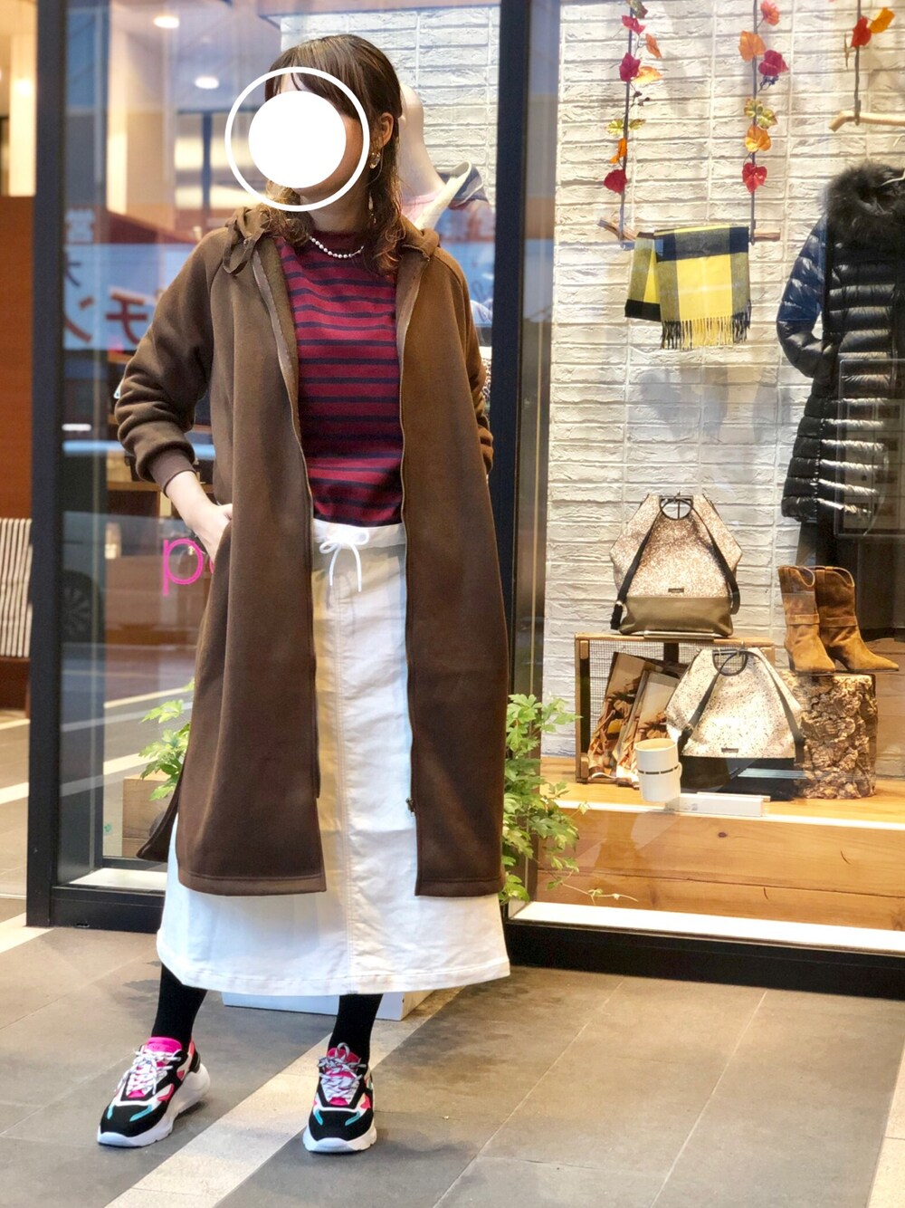 「秋コーデ、大人カジュアル、オトナカジュアル、ブラウン、ボーダー、コーデュロイ、コーデュロイスカート、shinzone、パーカー」｜「audrey and john wadの【Audrey and John Wad】裏起毛ロングジップパーカー（パーカー、ブラウン系）」を使った、◯◯◯さん（レディース・169cm）の秋コーディネートの1枚目の写真