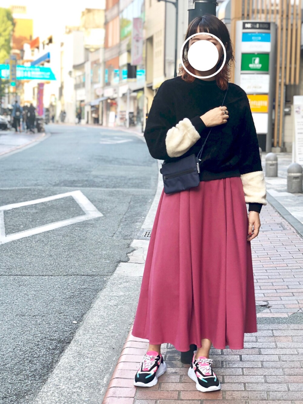 「カジュアルコーデ、オトナカジュアル、大人カジュアル、シンプル、ニット、ロングスカート、ダッドスニーカー、サコッシュ」｜「RIVERのアイテム（ニット/セーター、その他）」を使った、◯◯◯さん（レディース・169cm）の秋コーディネートの1枚目の写真