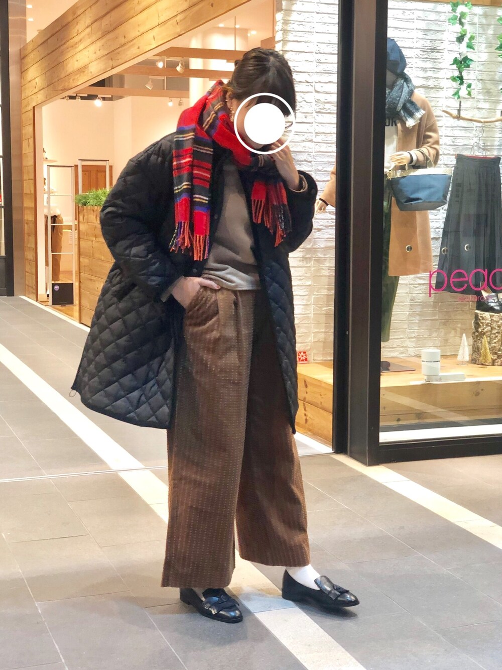 「カジュアル、オトナカジュアル、shinzone、コーデュロイ、キルティング、ワイドパンツ、ローファー」｜「Traditional Weatherwearの【Traditional Weatherwear】BLANKET MUFFLER（マフラー、レッド系）」を使った、◯◯◯さん（レディース・169cm）の冬コーディネートの1枚目の写真